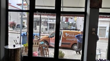 αυτοκόλλητο διάτρητο